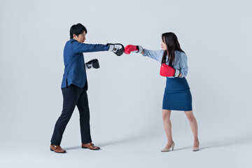 対立する男女 ビジネス