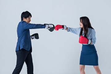対立する男女 ビジネス