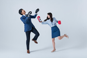 対立する男女 ビジネス