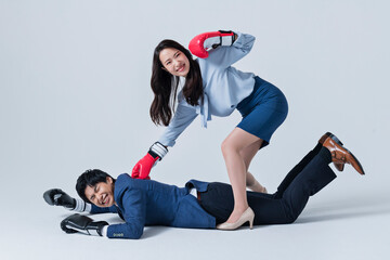 対立する男女 ビジネス