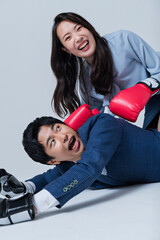 対立する男女 ビジネス