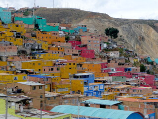 bunte Häuser im Slum El Paraiso in Bogota