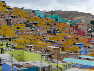 bunte Häuser im Slum El Paraiso in Bogota