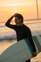 Fototapeta premium 朝の海でサーフィンをする男性