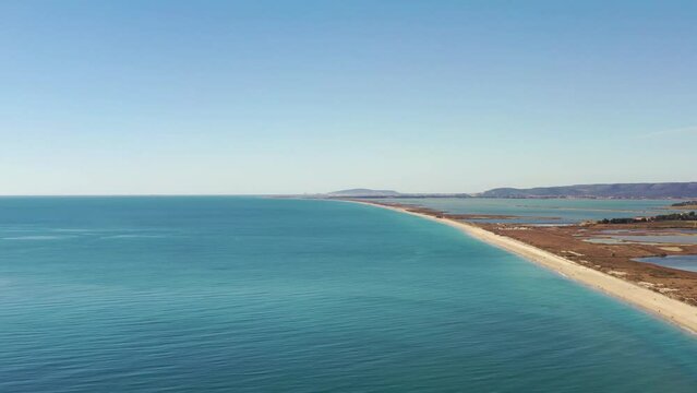 survol des plages et du port de Palavas-les-Flots, pr&egrave;s de Montpellier en Occitanie dans le sud de la France	