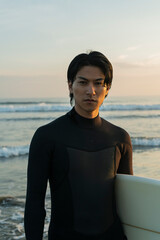 Fototapeta premium 朝の海でサーフィンをする男性