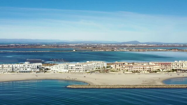 survol des plages et du port de Palavas-les-Flots, pr&egrave;s de Montpellier en Occitanie dans le sud de la France	