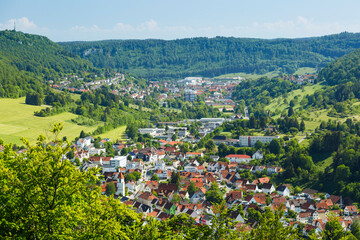 Fototapeta na wymiar Aublick auf Albstadt im Zollernalbkreis (Schwäbische Alb). City of Albstadt on the Swabian Alb, Germany.