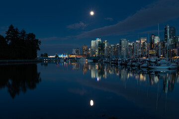 Obraz premium Picture of downtown vancouver canada taken from Stanley park