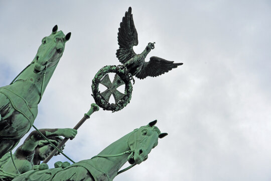 Statue der Siegesg&ouml;ttin der Quadriga auf dem Brandenburger Tor, Berlin
