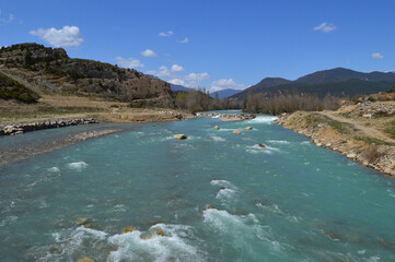 Vista del río Ara cristalino a través del municipio deshabitado de Jánovas en el Pirineo...