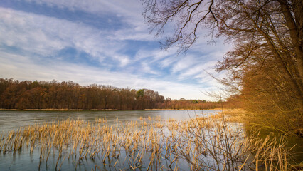 Rangsdorfer See im Herbst vor bewölktem Himmel