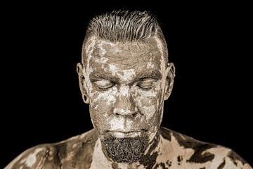 Gesicht eines Mannes ist mit Schlamm bedeckt - Face of a man is covered with mud. Dark evil man...