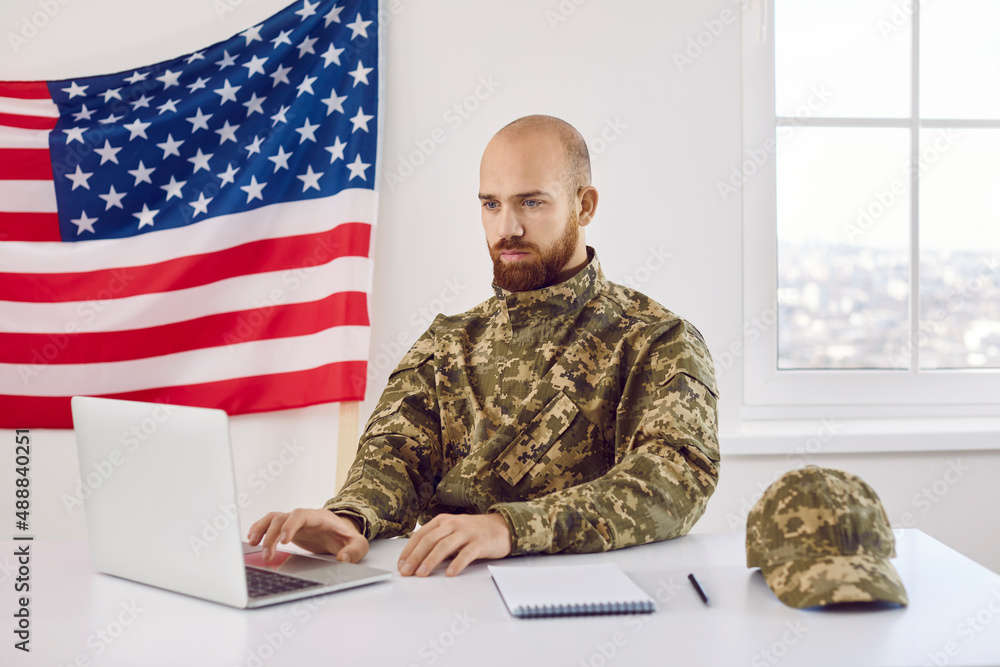 Élève officier au travail