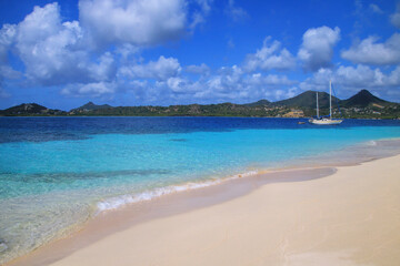 Fototapeta na wymiar Sandy beach at White Island near Carriacou Island, Grenada.