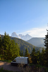 Camping Vanlife in front of mountains