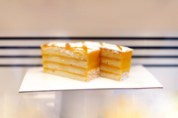 tarta de bizcocho con limón caramelizado