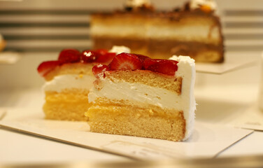 porciones de tarta de bizcocho con nata y fresas