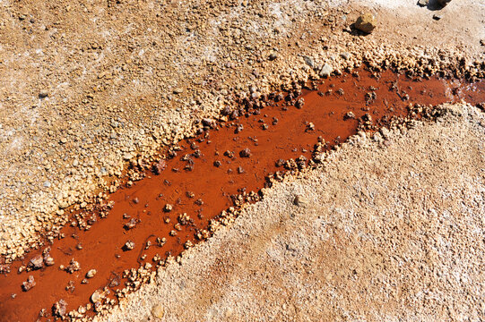 Manantial de agua salina en las salinas de Iptuci en Prado del Rey, provincia de C&aacute;diz Andaluc&iacute;a Espa&ntilde;a. Producci&oacute;n de sal de forma tradicional 