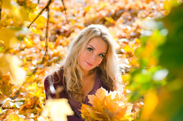 Obraz premium Portrait of young blond woman in autumn color