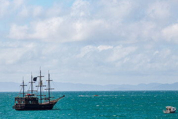 mar turquesa e o navio Pirata da praia da Cachoeira do Bom Jesus Canavieiras  Florianópolis Santa...