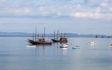 reflexo no mar dos Navios Piratas e barcos  da praia da Cachoeira do Bom Jesus Canavieiras  Florianópolis Santa Catarina Brasil Florianopolis