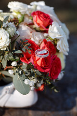 Brautstrauss mit Ringen und Brautschuhen