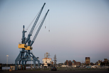 Fototapeta na wymiar Kran am Hafen von Rostock an der Ostsee