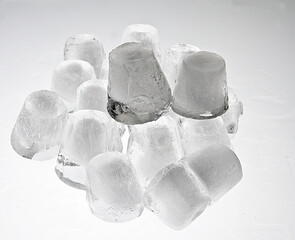 Cubiotos de hielo apilados