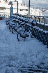 estacionamento de bike no centro de Vancouver, coberto de neve.