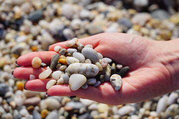 Piedras pequeñas en la mano