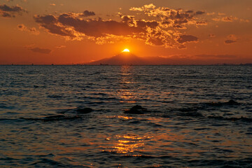 海に浮かぶダイヤモンド富士　検見川浜