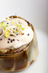 Alcachofa rellena con brotes de soja