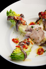 Primer plano de un 
pintxo con anchoas y verduras