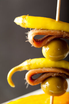 Pincho de anchoas con guindillas y pepinillo 2