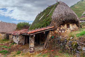 Fototapeta na wymiar Construcciones tradicionales para el cuidado del ganado en verano en las montañas del norte de España