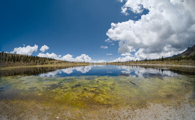 Obraz premium Wide shot of the radian lagoon on a sunny day