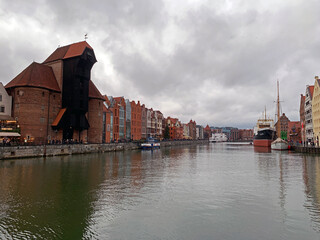 The historical Brama Żuraw black building on the Nowa Motlawa © willeye