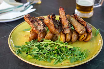 Grilled lamb ribs with potatoes and arugula