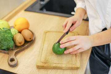Obraz na płótnie Canvas person cutting vegetables, person cutting vegetables in the kitchen