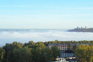 Fototapeta na wymiar Fog over the city in the morning. Autumn morning fog.