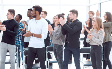 Obraz premium group of diverse young people applauding together.