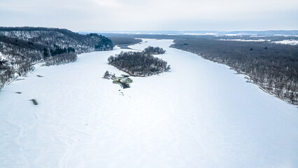 Obraz premium Frozen Wisconsin River from aerial view
