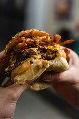 hand holding an hamburger