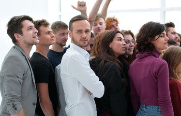 Obraz premium confident guy standing among a group of his associates