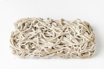 冷凍した一食分の蕎麦の麺