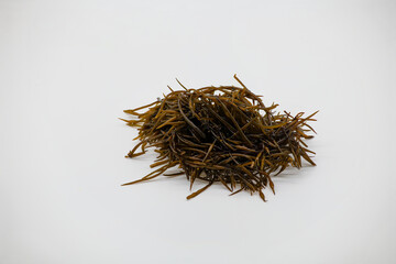 It is a seaweed that is rich in various nutrients such as calcium, iodine, and iron that lives on the rocks of the sea.