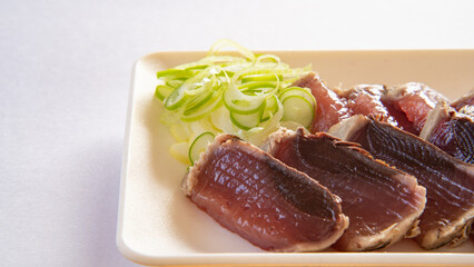 日本の魚料理｜鰹のたたき”seared bonito”