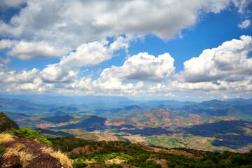 Naklejka premium paisaje rural deforestado con montañas desérticas en el fondo con un cielo con nubes en un día soleado vista aérea de la sierra 