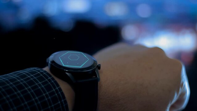 Reloj digital con holograma tridimensional que se muestra en una escena nocturna. Alta tecnolog&iacute;a